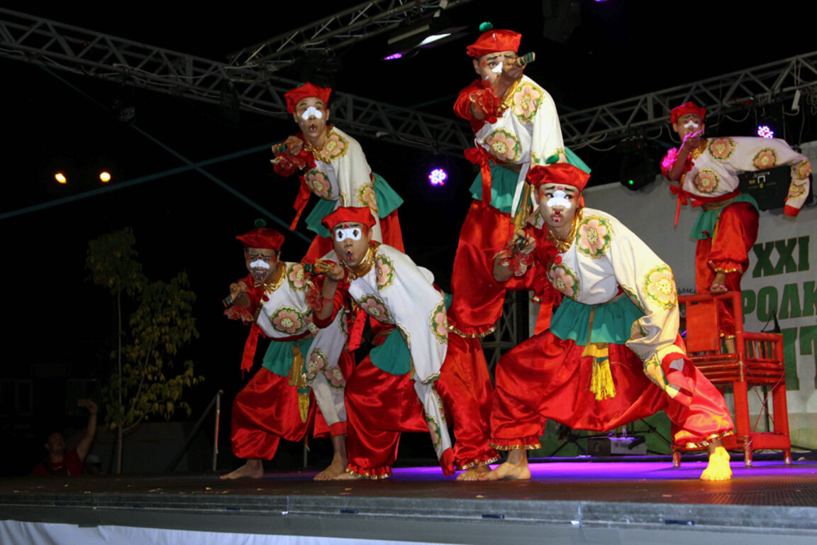 Festivalul de folclor de la poalele muntelui Vitosha reunește interpreți din nouă țări