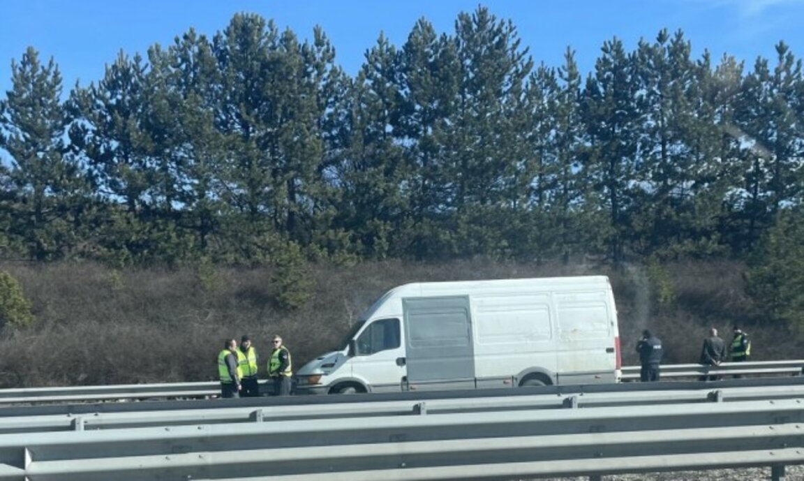 След гонка по Подбалканския път са задържани 18 мигранти