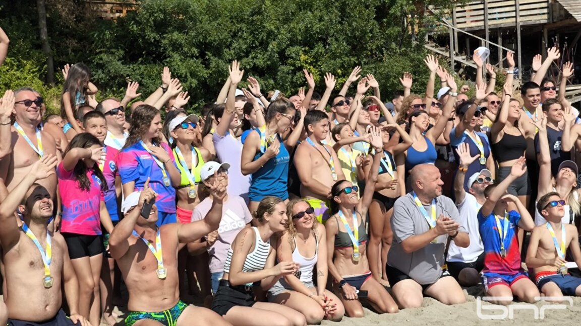 Плувният маратон в Царево събра близо 200 участници (видео)