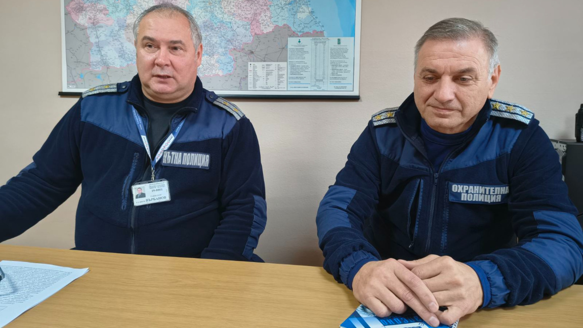 Началникът на сектор "Пътна полиция“ гл. инспектор Радостин Върбанов (вляво) и комисар Димо Василев, началник "Охранителна полиция"