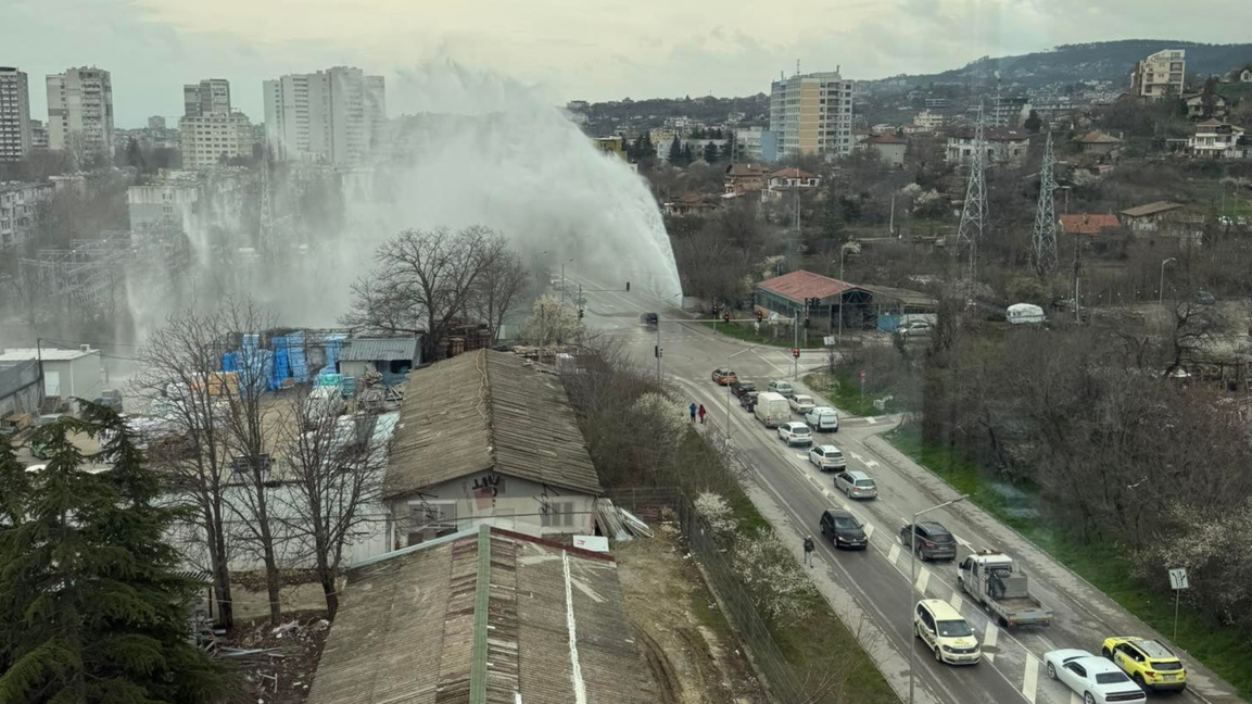Гейзер изригна над ул. "Мир" във Варна (ВИДЕО)