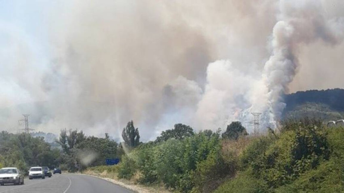 Военнослужащие и два вертолета подключились к тушению крупного пожара в горах Средна-Гора