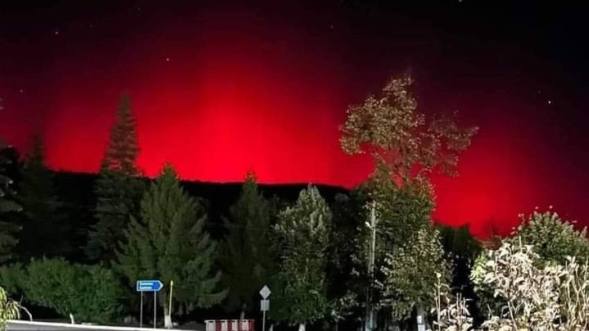 Une aurore boréale a été observée dans le ciel nocturne de la Bulgarie...