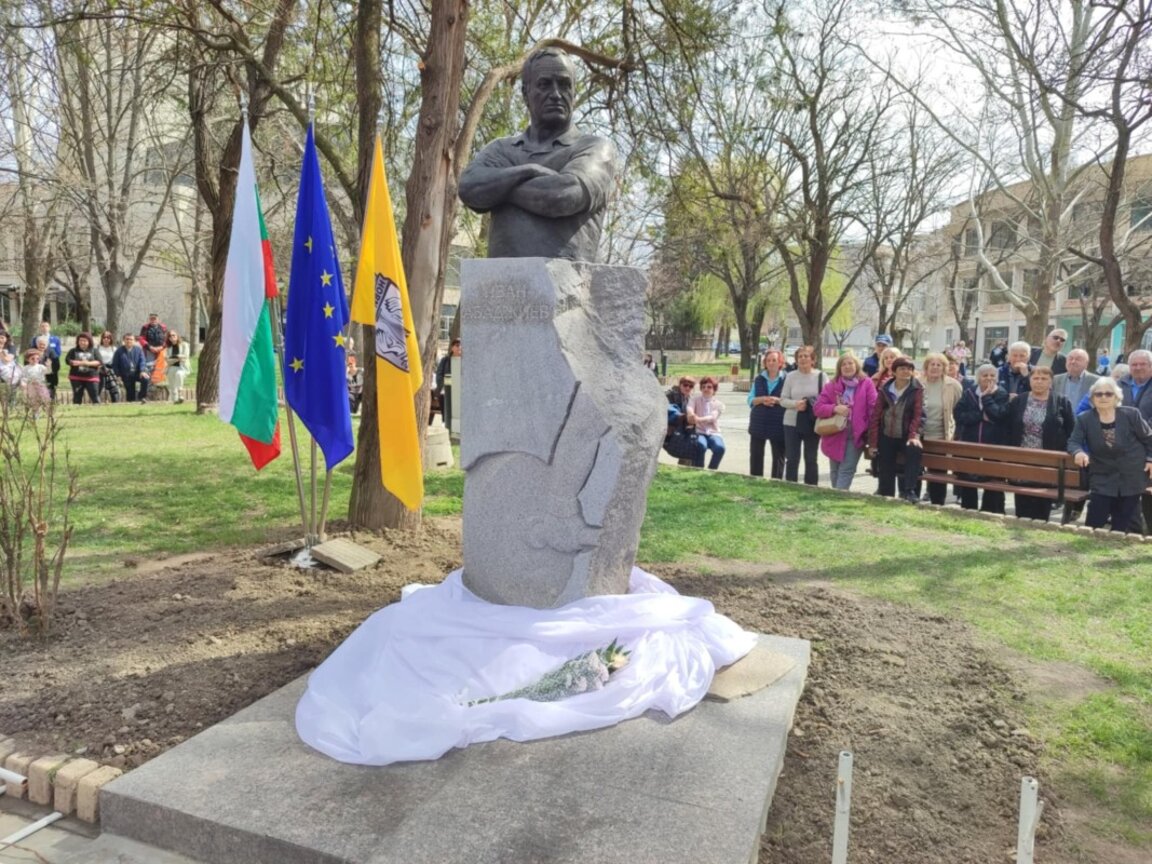 Бюст-паметник на Иван Абаджиев