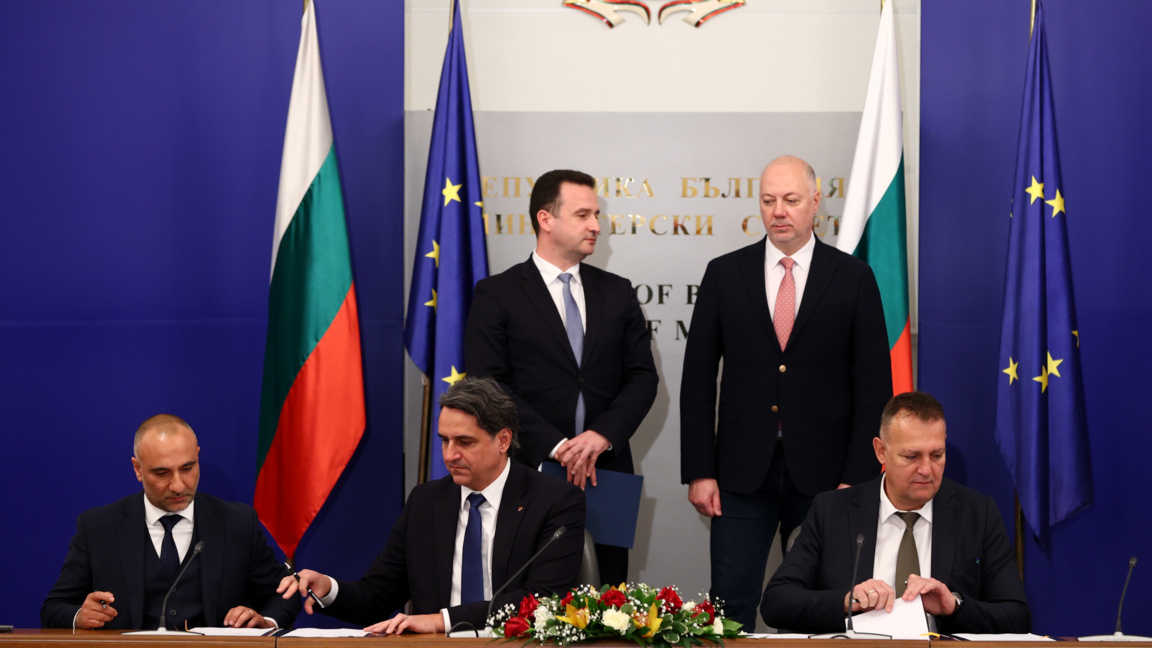 "Български енергиен холдинг" ЕАД, "Омв Офшор България" и "Нюмед Енерджи Балкан Лимитид" сключиха споразумение, въз основа на което БЕХ придобива 10% от правата за проучване на нефт и природен газ в блок "1-21 Хан Аспарух".