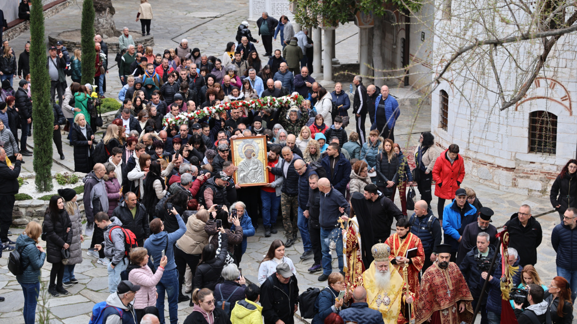 Procesioni me ikonën e Shën Hyjlindëses u nis nga Manastiri i Baçkovos
