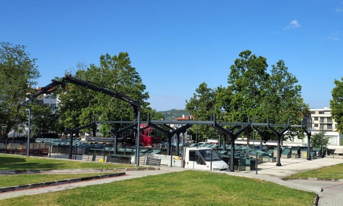 Изграждат покривна конструкция на пазара в Момчилград