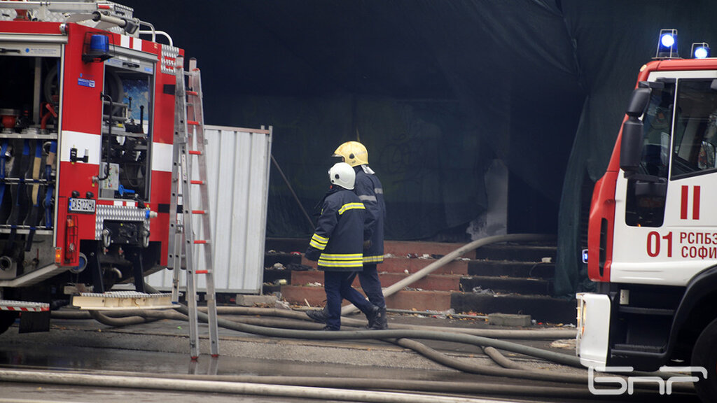 Пожар е избухнал в бившето кино "Възраждане" в центъра на София