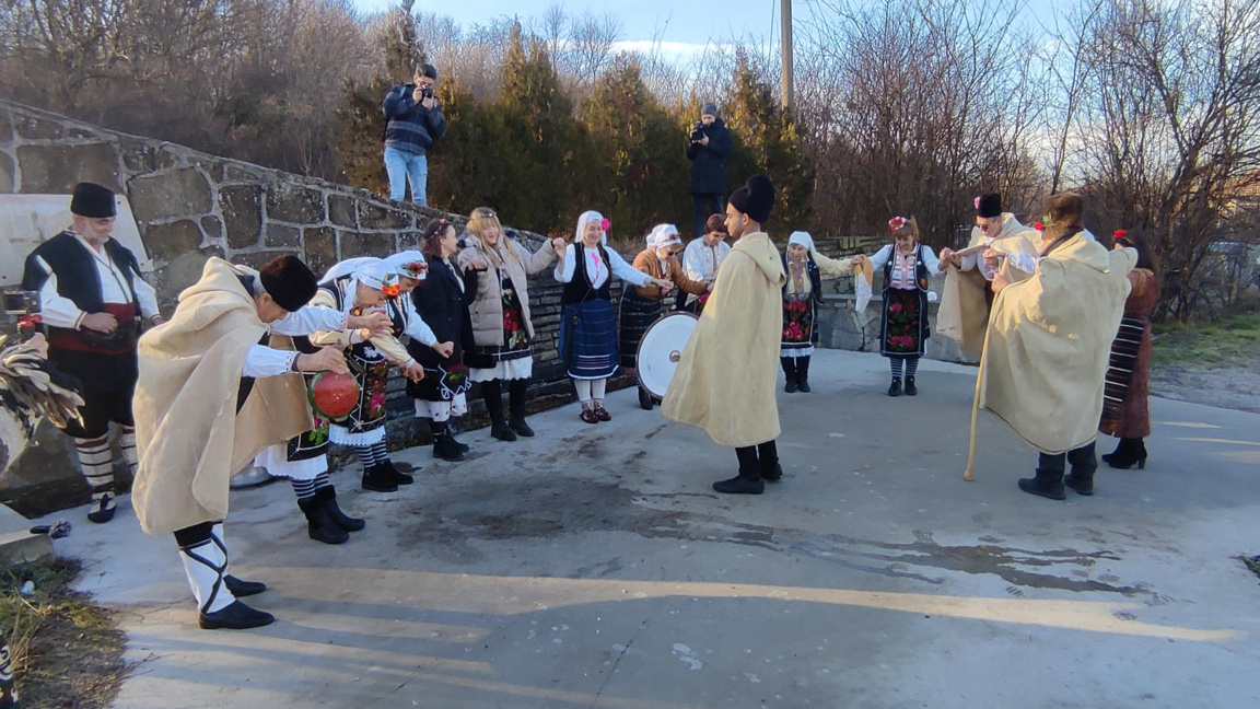 На Ивановден: В Караисен празнуват с ритуала "Иванови влачуги"