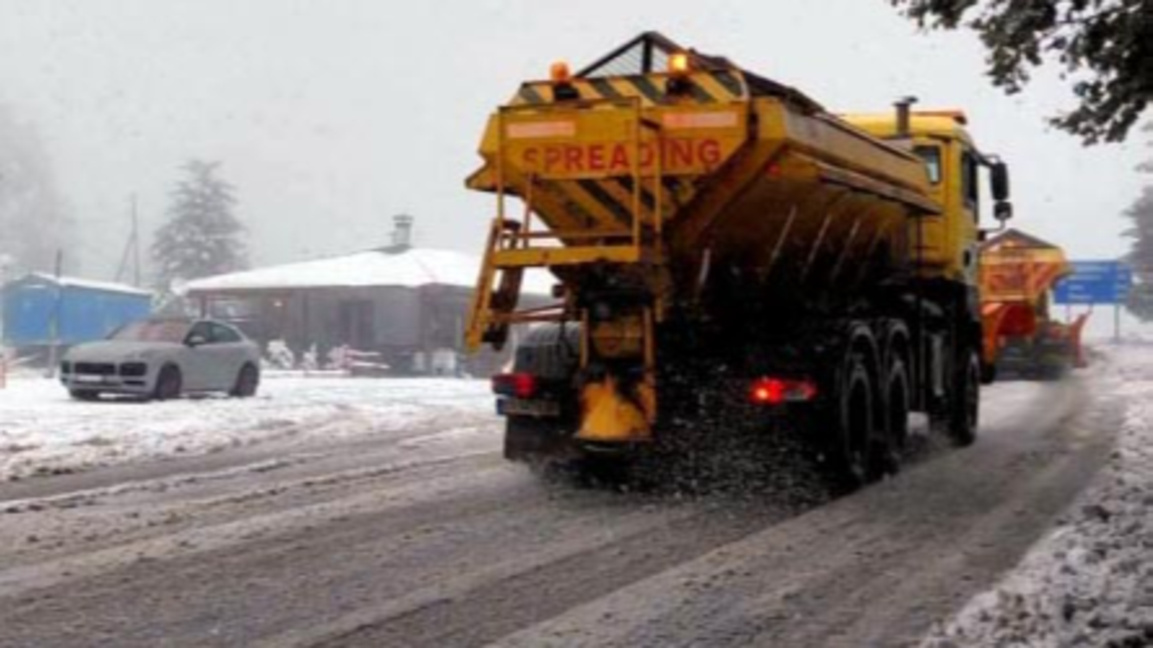 Осем снегорина почистват улиците и пътищата в община Лом