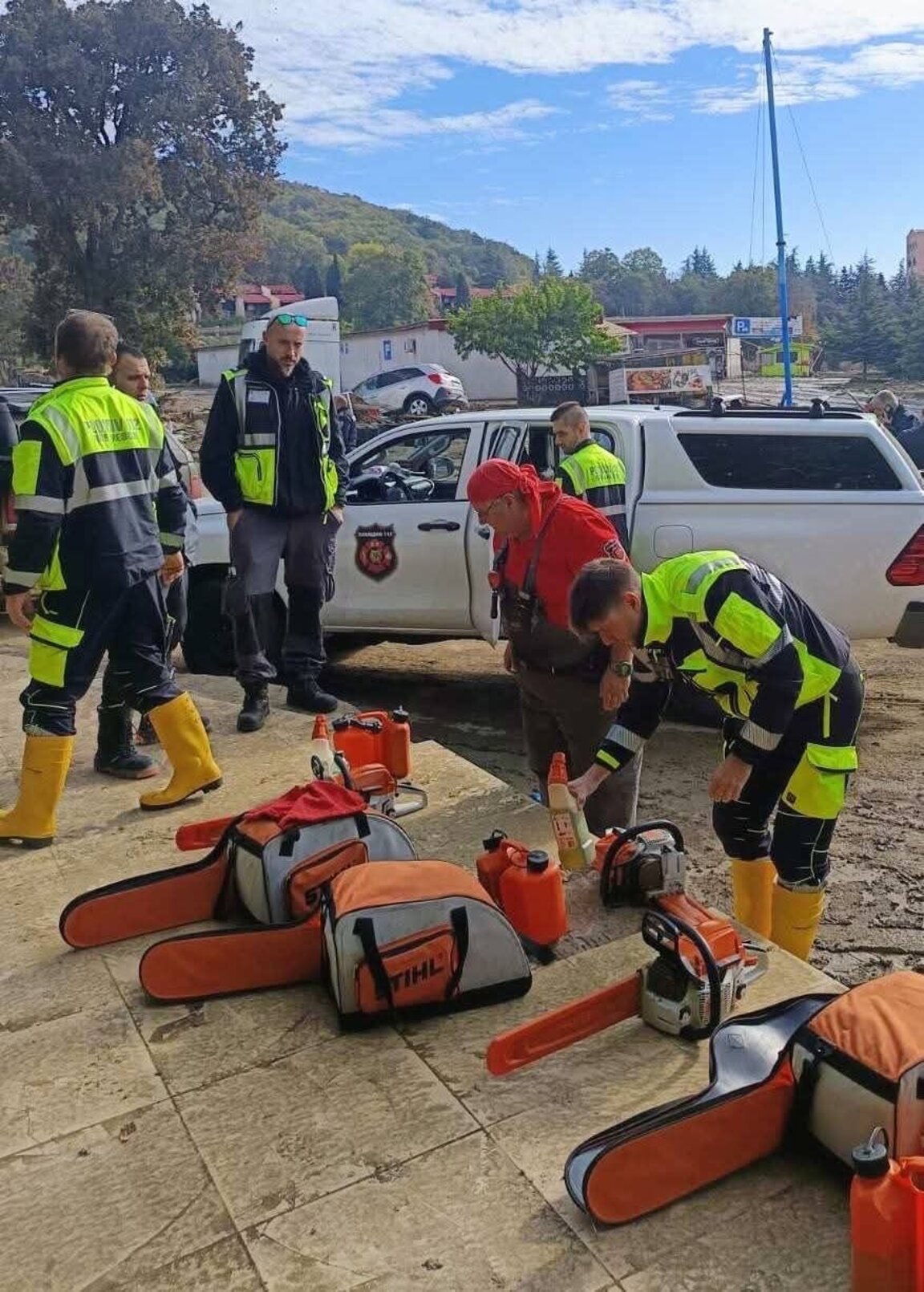 Приливната вълна в Елените беше разбила автобус в къща