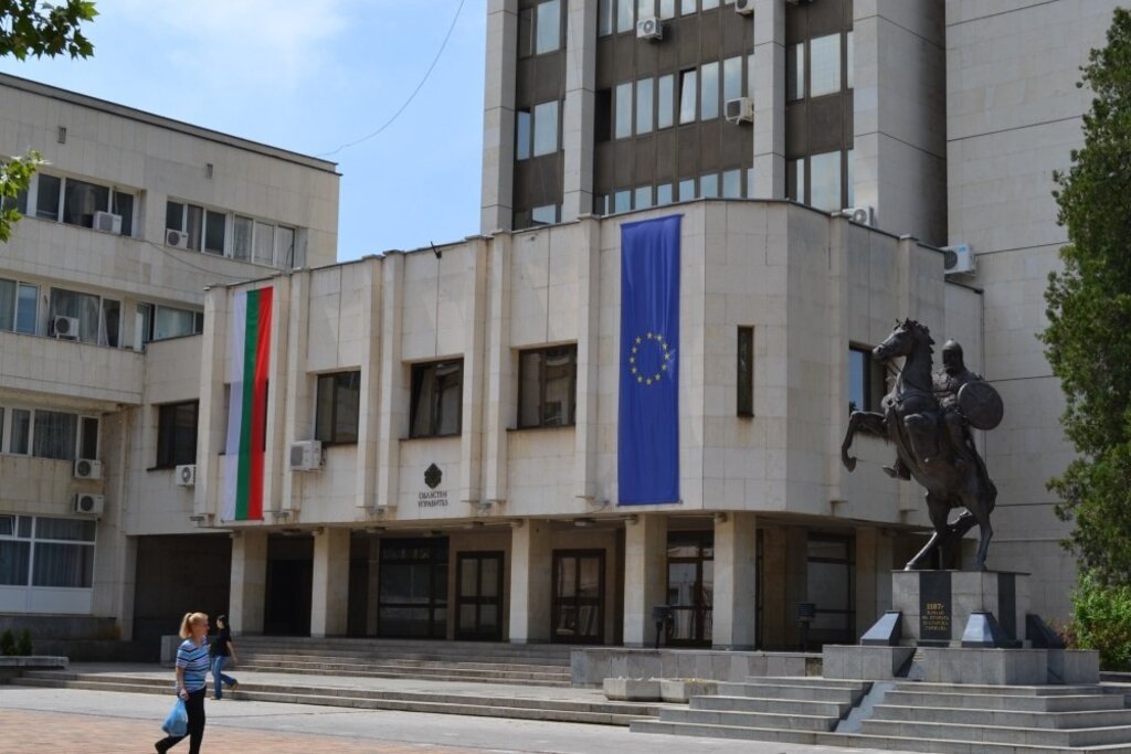 Обновяват сградата на Областната администрация в Ловеч