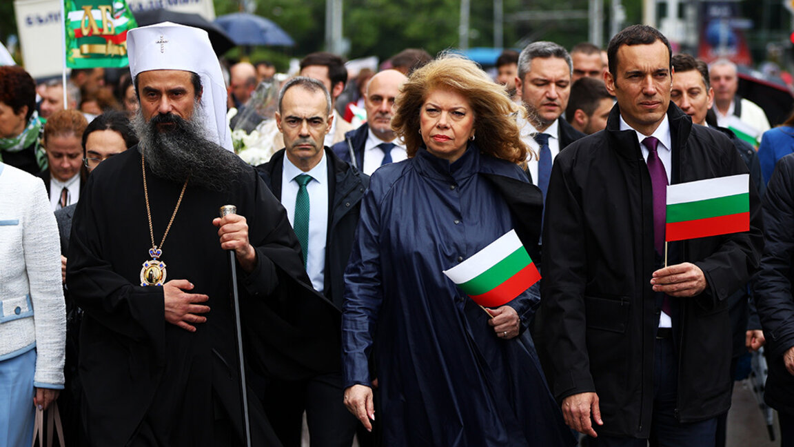На снимката (от ляво надясно): Българският патриарх и Софийски митрополит Даниил, вицепрезидентът Илияна Йотова и кметът на София Васил Терзиев на тържественото шествие по случай 24 май в София
