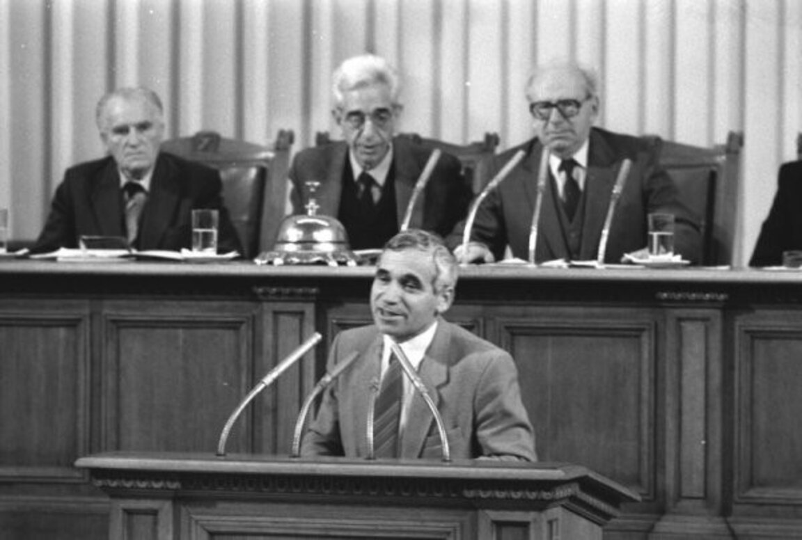 Желю Желев говори пред Великото Народно събрание през лятото на 1990 г.