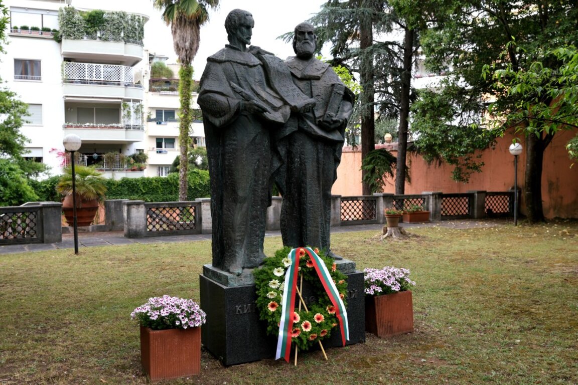 Паметникът на св. равноапостоли Кирил и Методий, който се намира в двора на българското посолство в Рим.