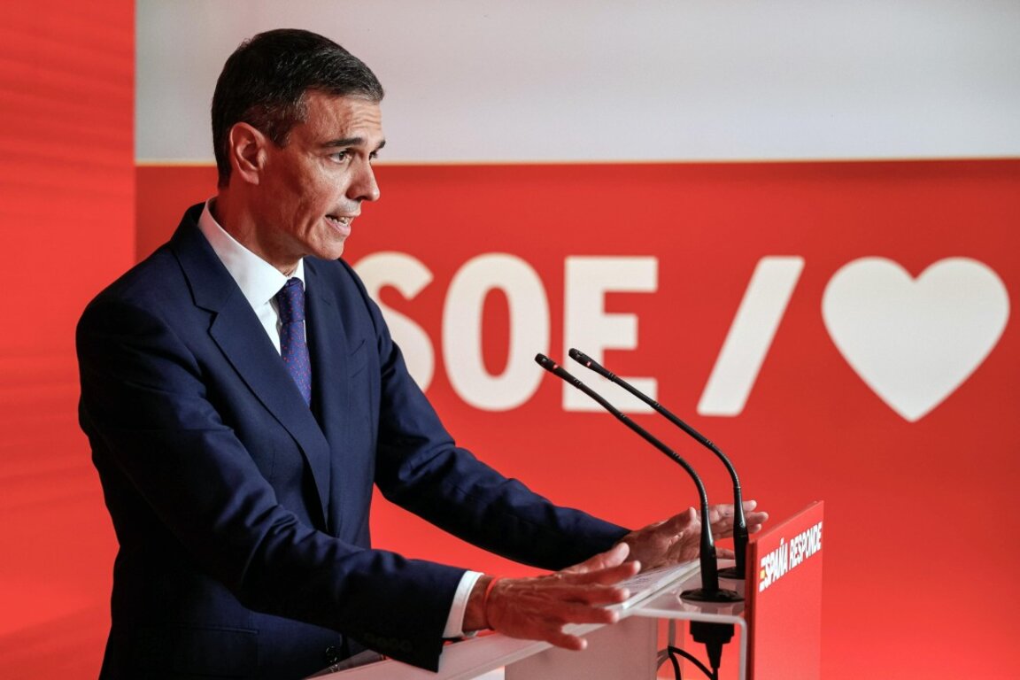 Испанският премиер и лидер на Испанската социалистическа работническа партия (PSOE) Педро Санчес дава пресконференция в централата на партията в Мадрид, 12 юни 2025 г.