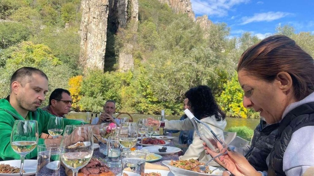 Lumturia ka shijen e verës mes shkëmbinjve Ritlite në Grykën e lumit Iskër