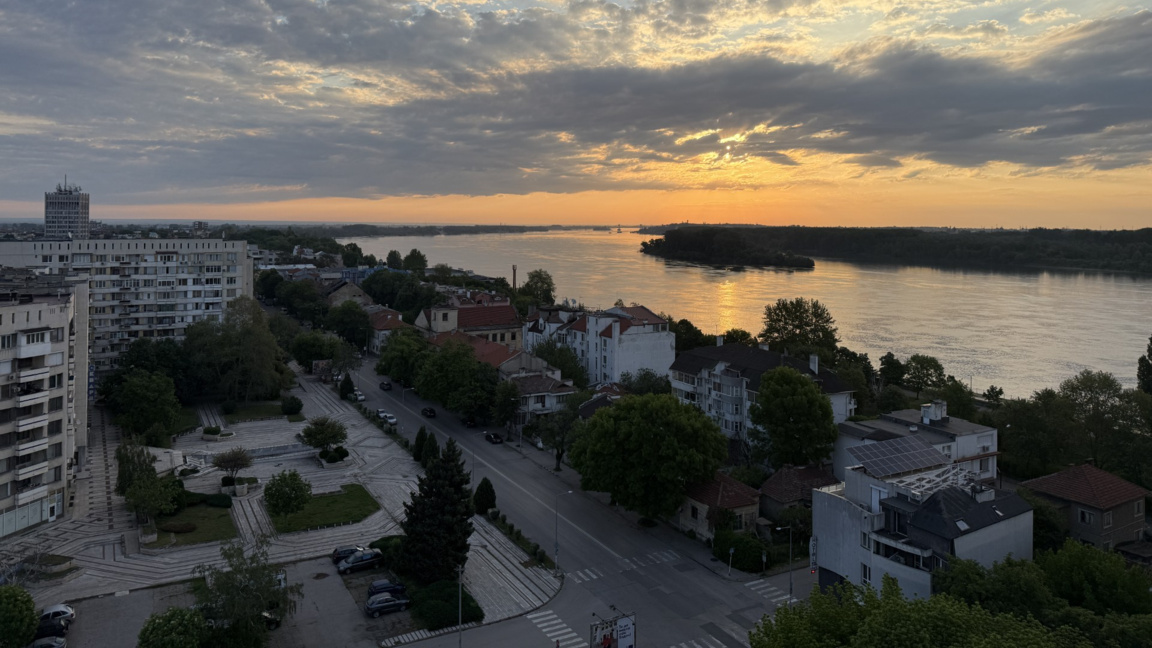 Джулай морнинг край Дунав