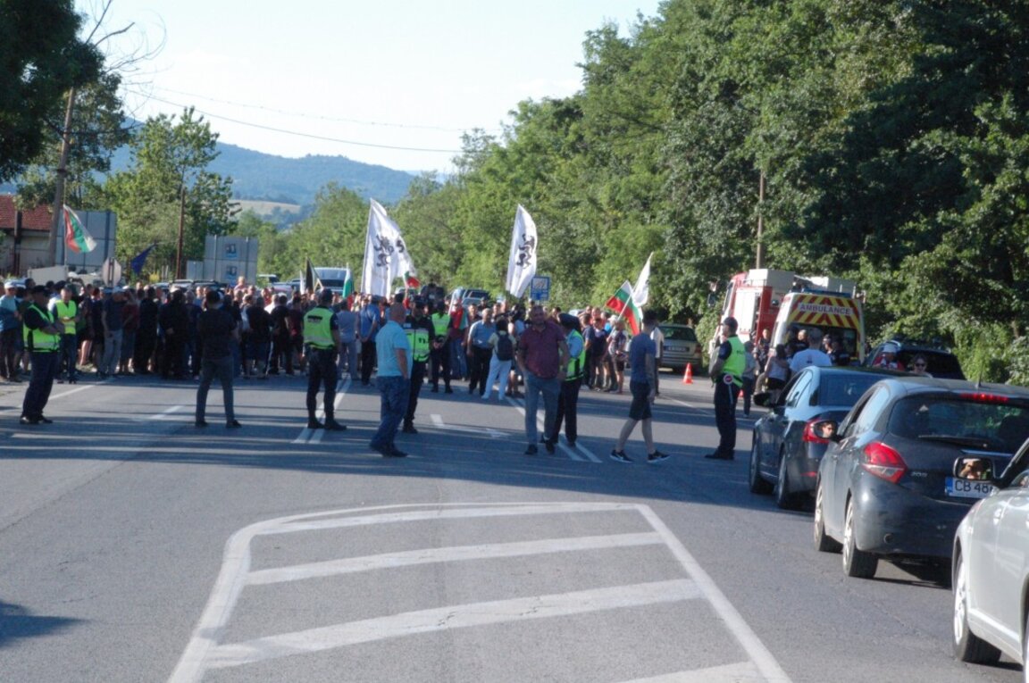 Жителите на Бързия и Берковица на протест срещу тировете