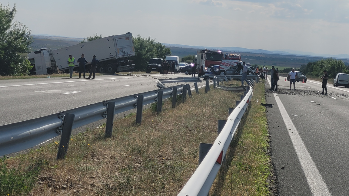 Няма опасност за живота на двамата пострадали при тежката катастрофа на "Тракия"