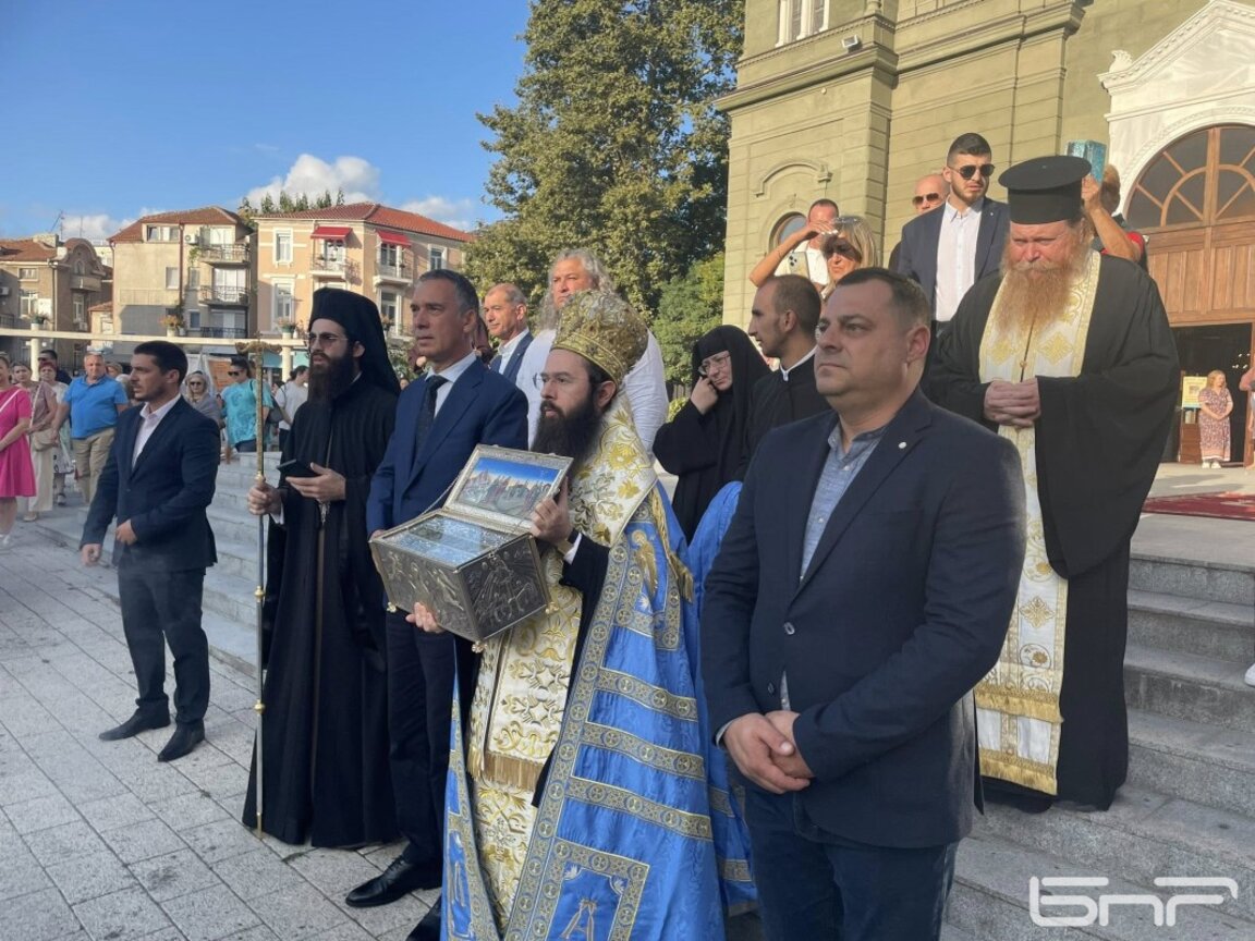 Посрещнаха кутията с частица от Честния пояс на Божията майка в Бургас