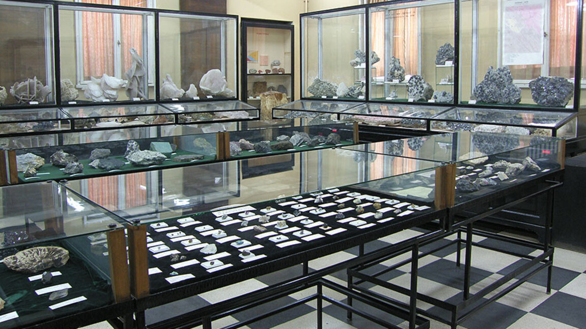 Залата с кристалите