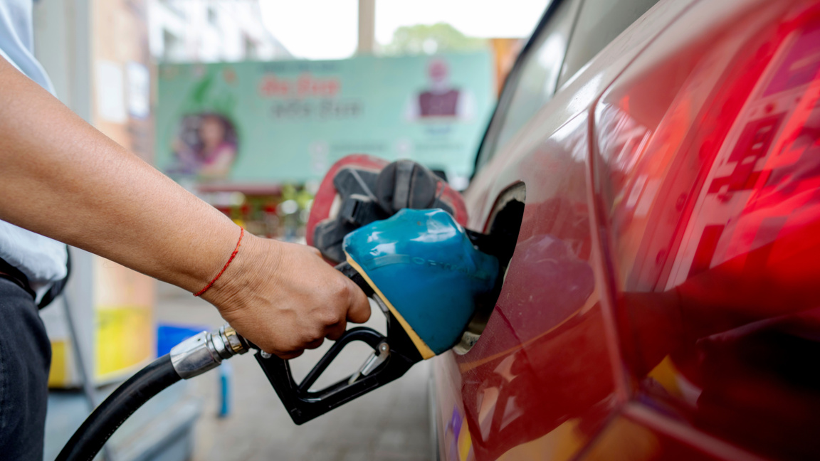 Петролът поевтинява