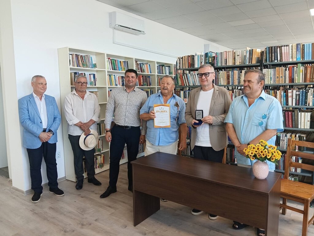 Културният министър Евтим Милошев с ценно дарение от книги за читалище в Балчик