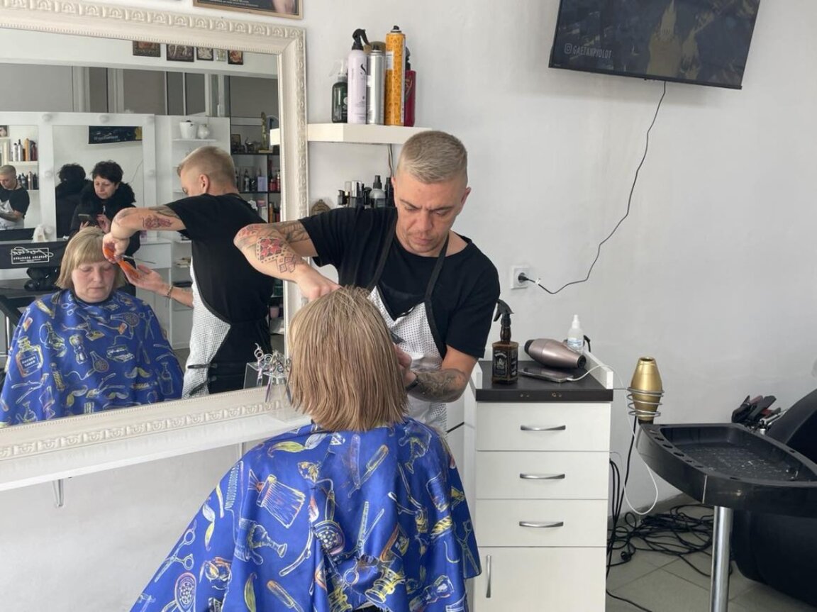 Казанлъшки фризьор работи благотворително в полза на пет деца без родители