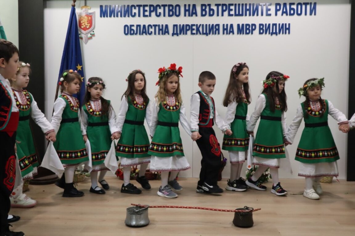 Малки лазарки гостуваха на видинските полицаи
