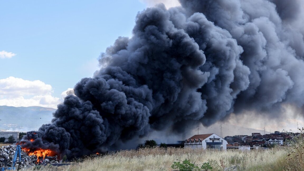 Един ранен при големия пожар в РСМ, наложила се е евакуация на хора