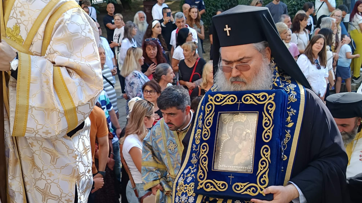 Хиляди се поклониха пред Хавайската мироточива икона на Богородица във Варна