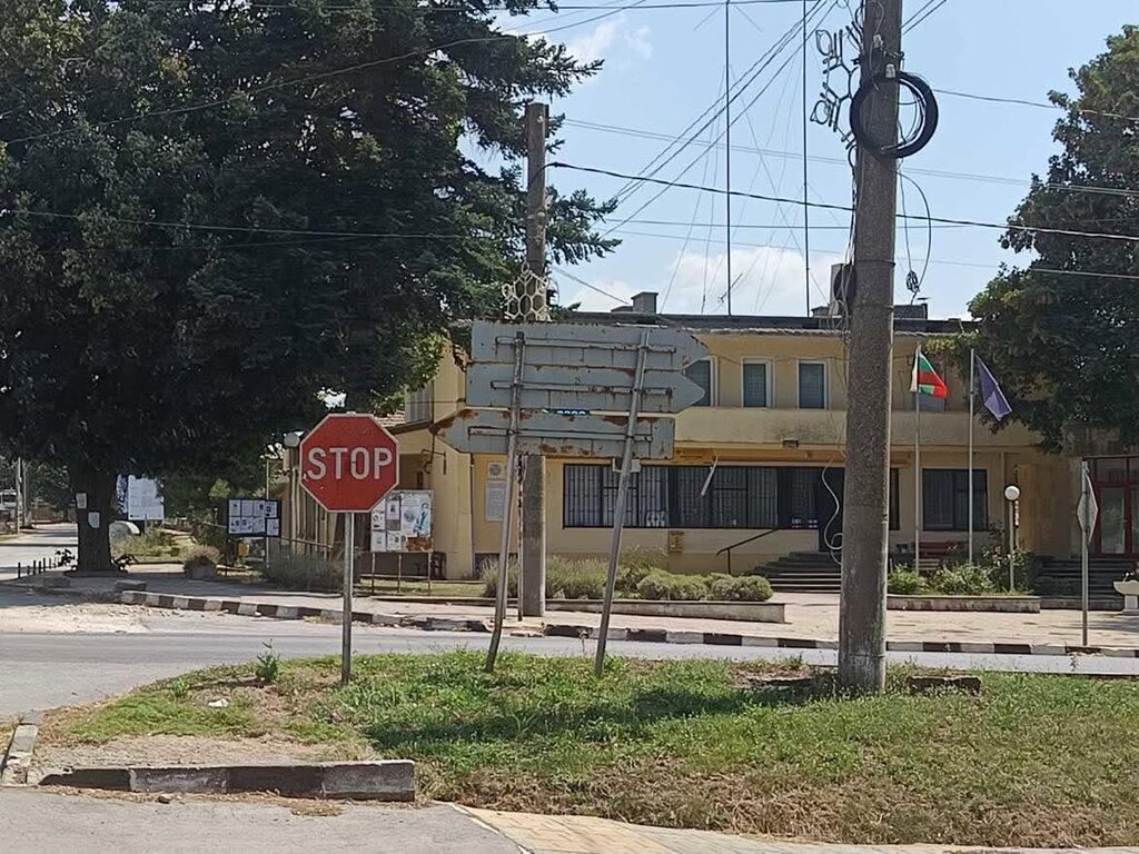 Няма дълбоки кратери на мястото на взрива на дрона