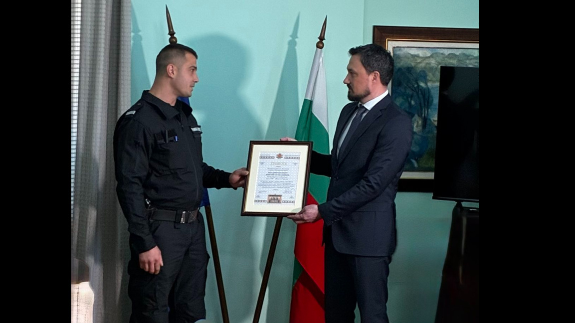 Областният управител награди полицая Ивелин Арабаджиев 