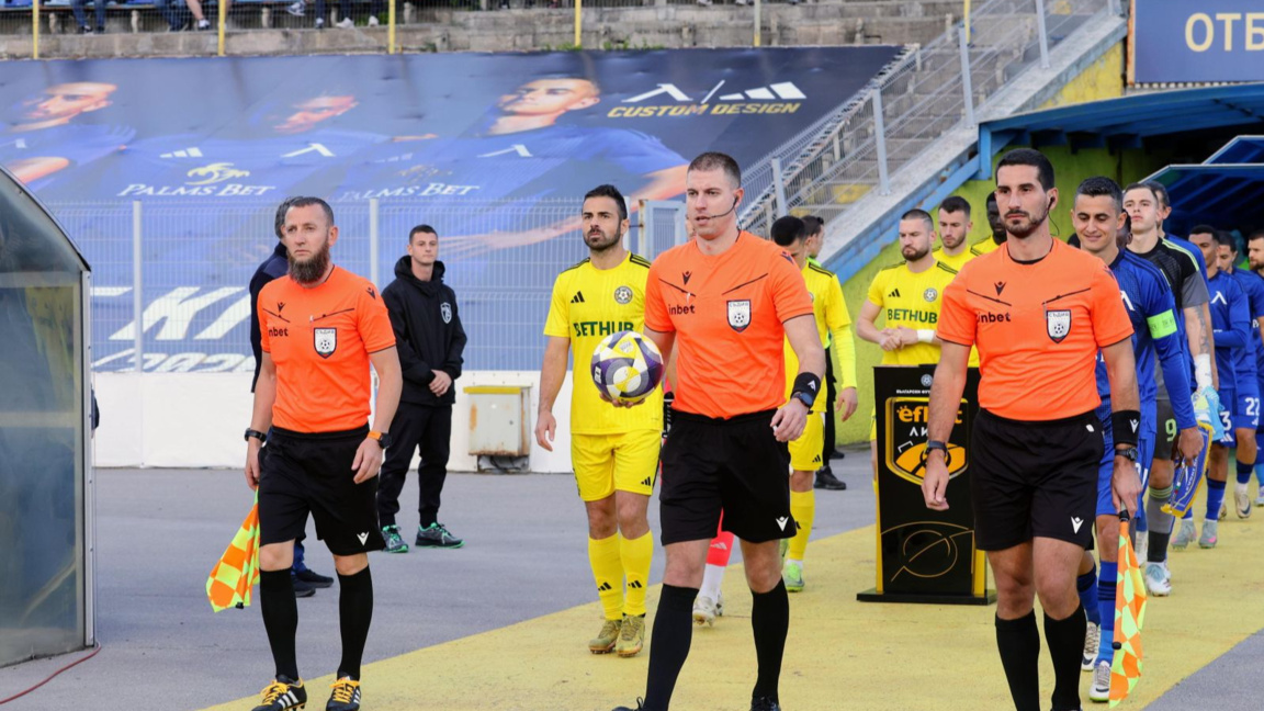 Геро Писков (с топката) замени Георги Давидов.