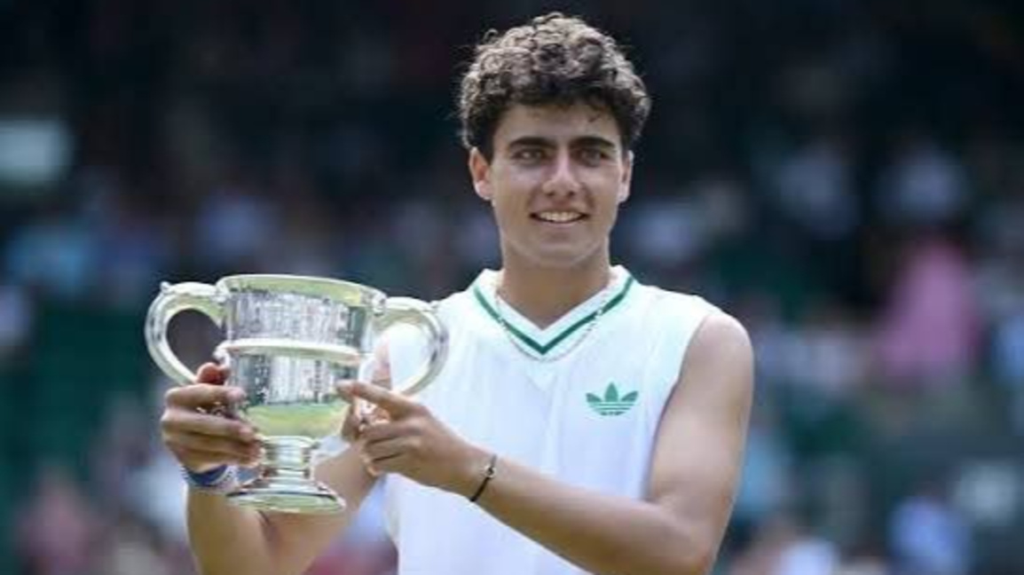 Иван Иванов с титлата от Уимбълдън.