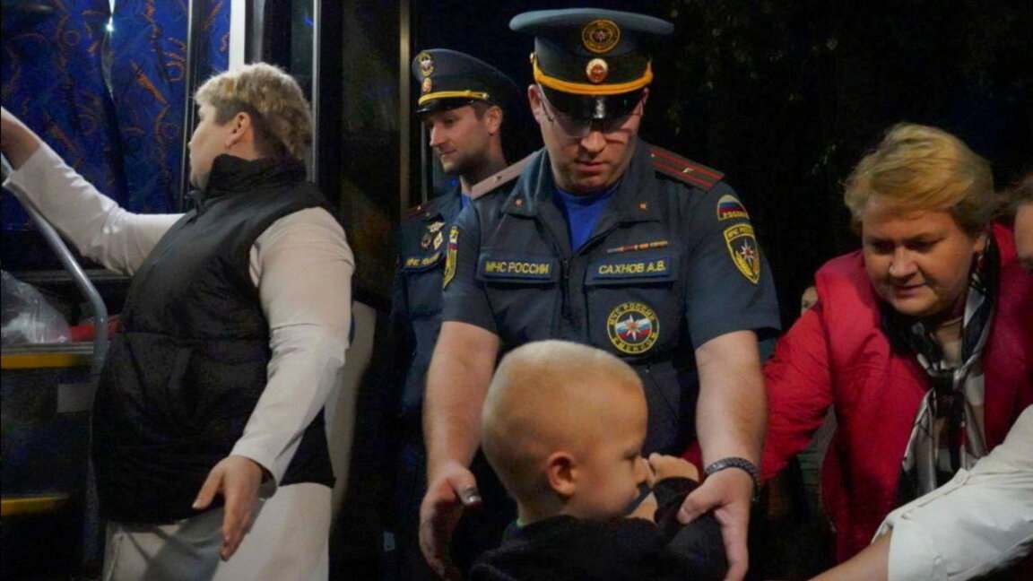 Служители помагат на хора, избягали от пограничните селища в Курска област, при пристигането им в пункт за временно настаняване в Подолск, Московска област,