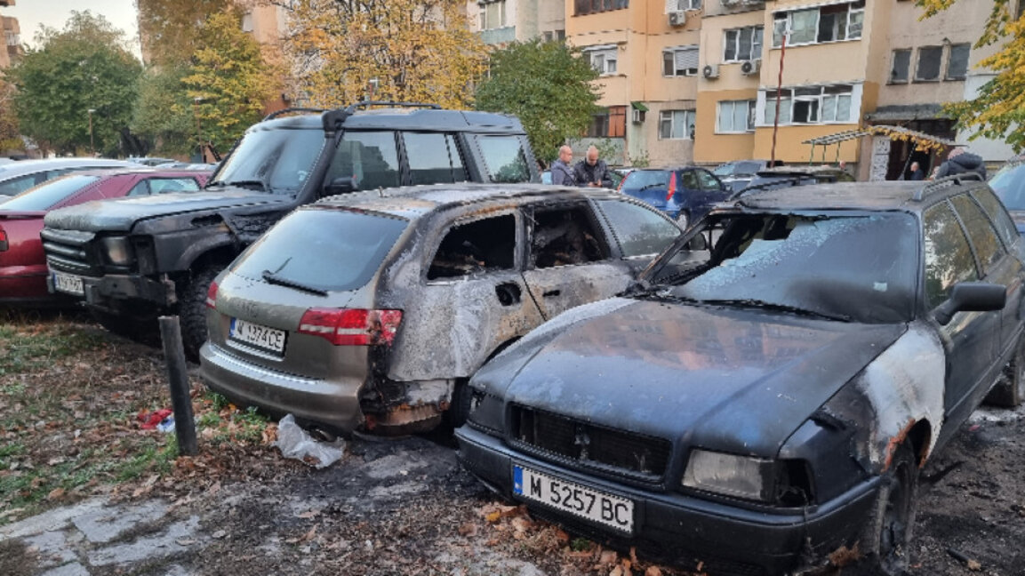 Все още няма задържани за палежите на коли в Монтана