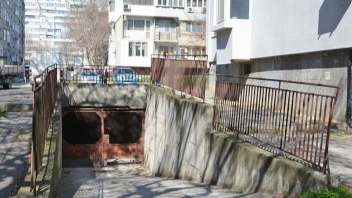 Собственици на гаражи на ул. "Македония" 124: Плочата е претоварена от паркинга