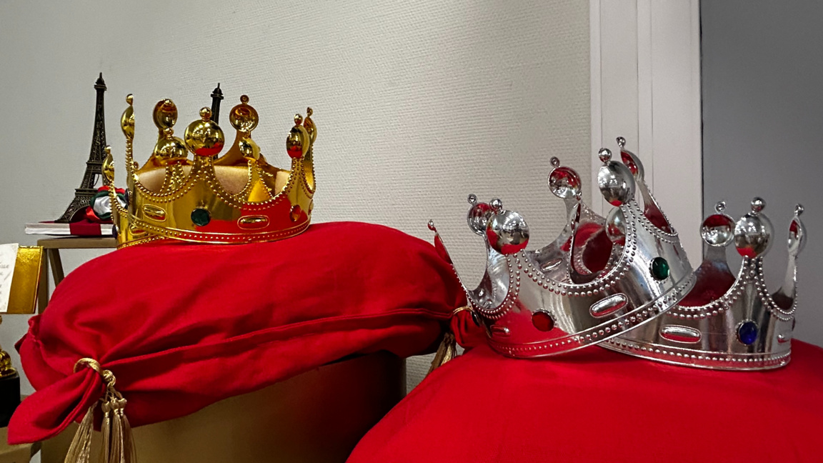 The crowns for king and queen of letters