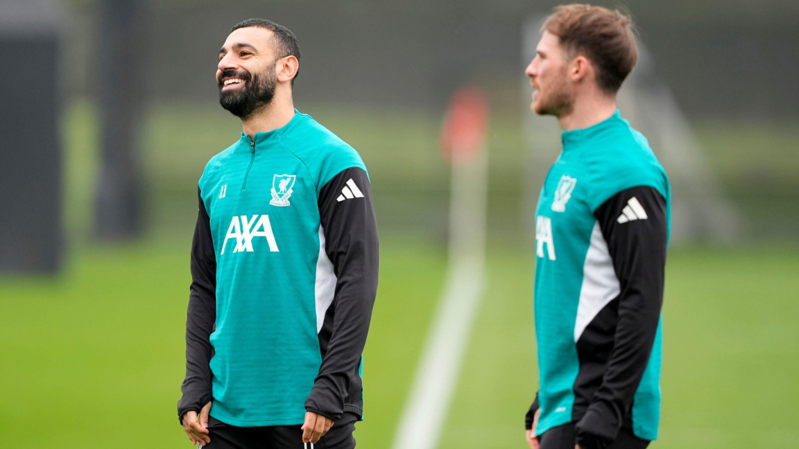 Мак Алистър (вдясно) и Салах тренираха в добро настроение днес.