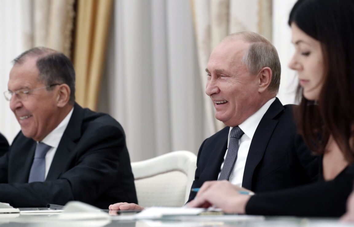 Руският президент Владимир Путин (вдясно) и министърът на външните работи Сергей Лавров