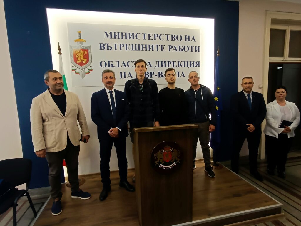 Наградиха варненци, помогнали на полицаи при два тежки инцидента