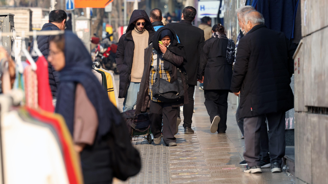 Иранци вървят по улица в Техеран, Иран, 8 януари 2026 г.