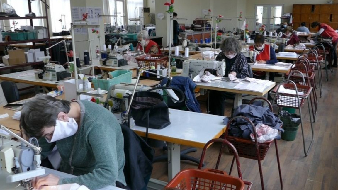 Предприятие, където работят хора с увреждания