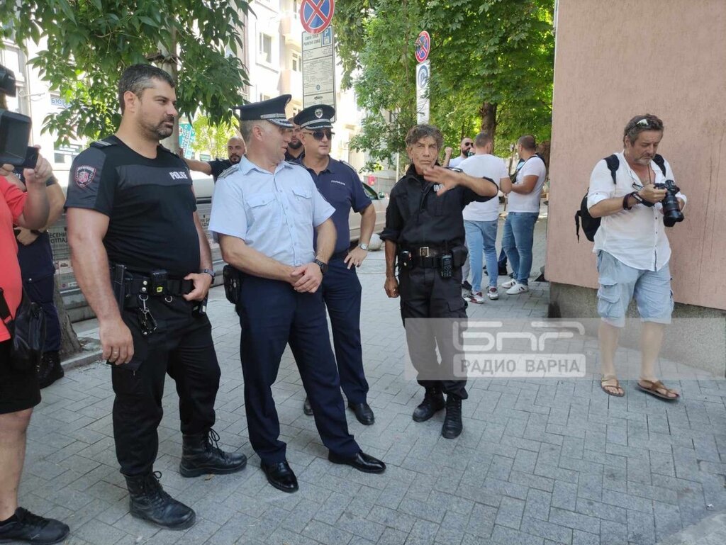 Служители на МВР излязоха на мълчалив протест във Варна