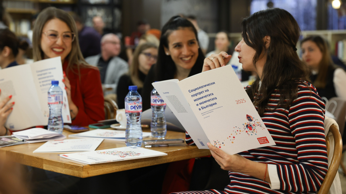 Young people show little interest in politics and fear war