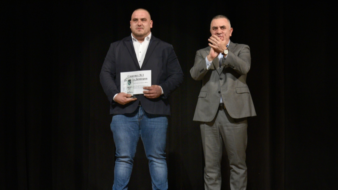 Димитър Димитров (вляво) бе награден от кмета Стефан Радев.