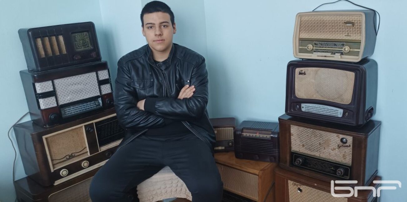 Васил Русев сред колекцията от радиоприемници.