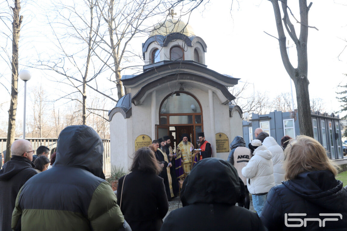 Заупокоjeна молитва и водоосвећење за здравље у параклису БНР
